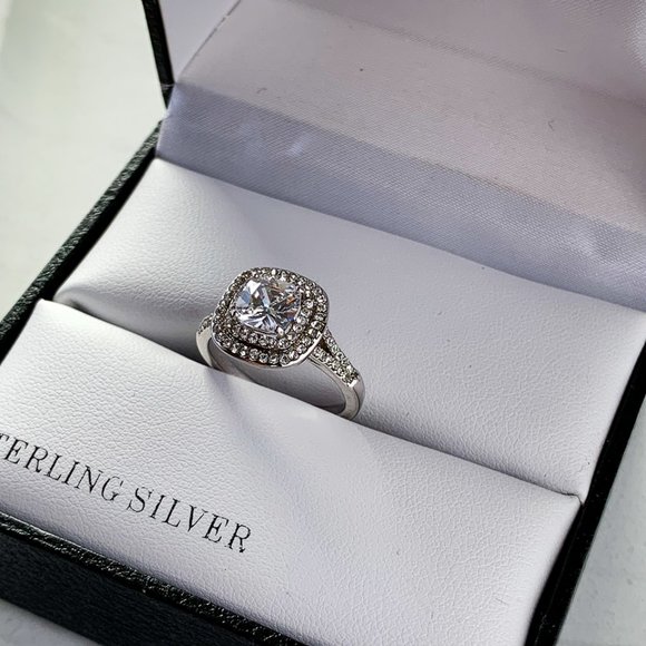 Size 7 cubic zirconia diamond ring - Picture 2 of 6